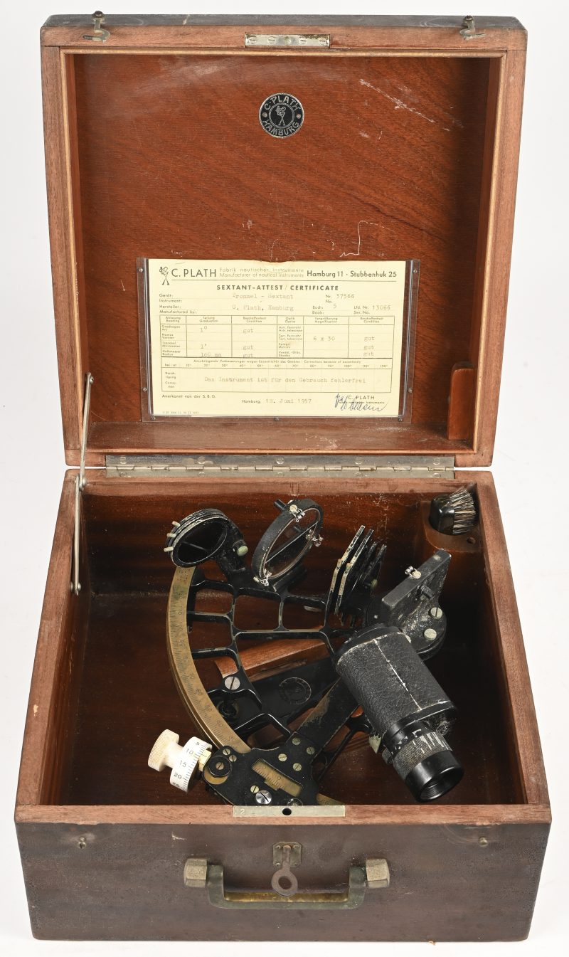 Een sextant van fabrikant C. Plath uit Hamburg in zijn originele houten koffertje. Gefabriceerd in 1957.