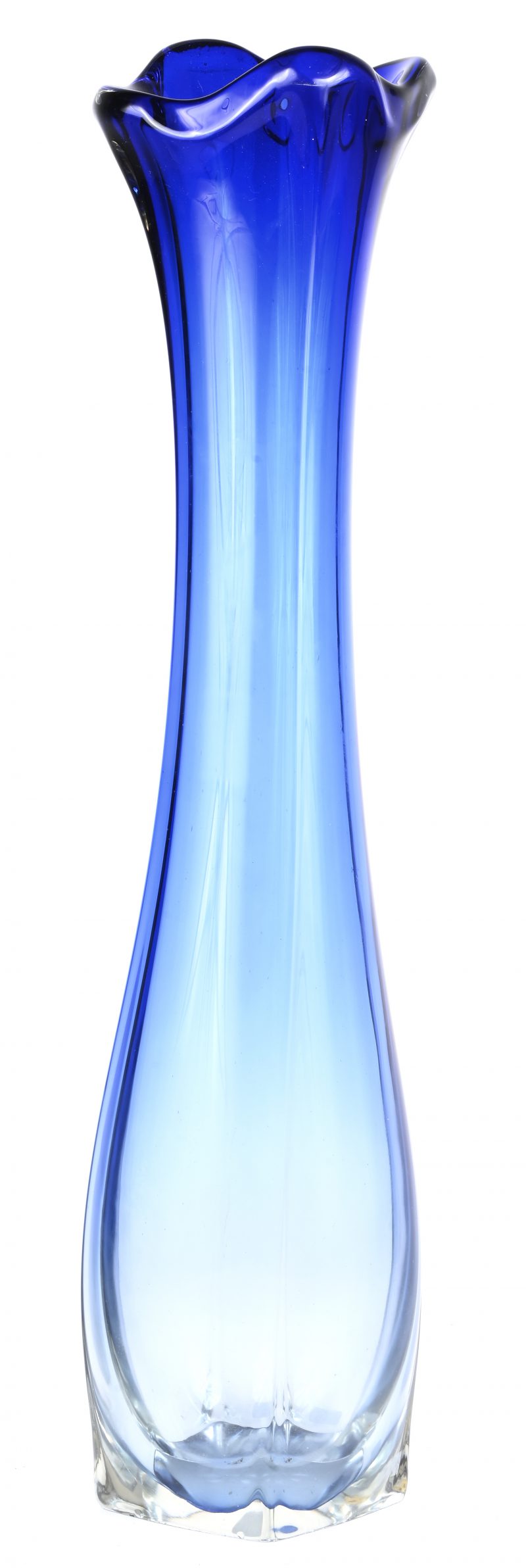 Een langgerekte blauwe glaspasta vaas.
