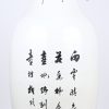 Een Chinees porseleinen vaas met decor van personages. Op sokkel.