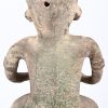 Een aardewerken beeld in precolumbiaanse stijl van een vrouw met mand.