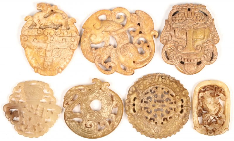 Een lot van zeven spekstenen amuletten.