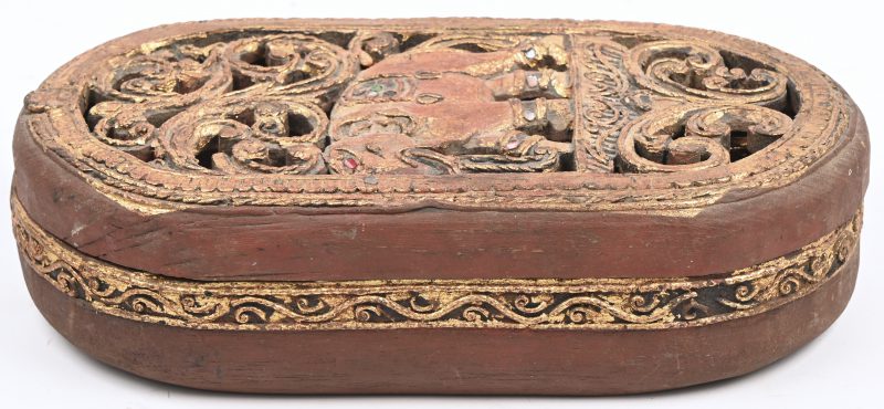 Een opiumweegschaaltje in uitgesneden houten etui met olifant. Met 8 gewichten tevens in de vorm van olifanten.