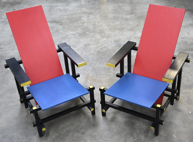 “Rietveldstoelen”. Een paar vintage design stoelen. Reproductie naar model Rood-Blauw van Gerrit Rietveld, stroming “De Stijl”.