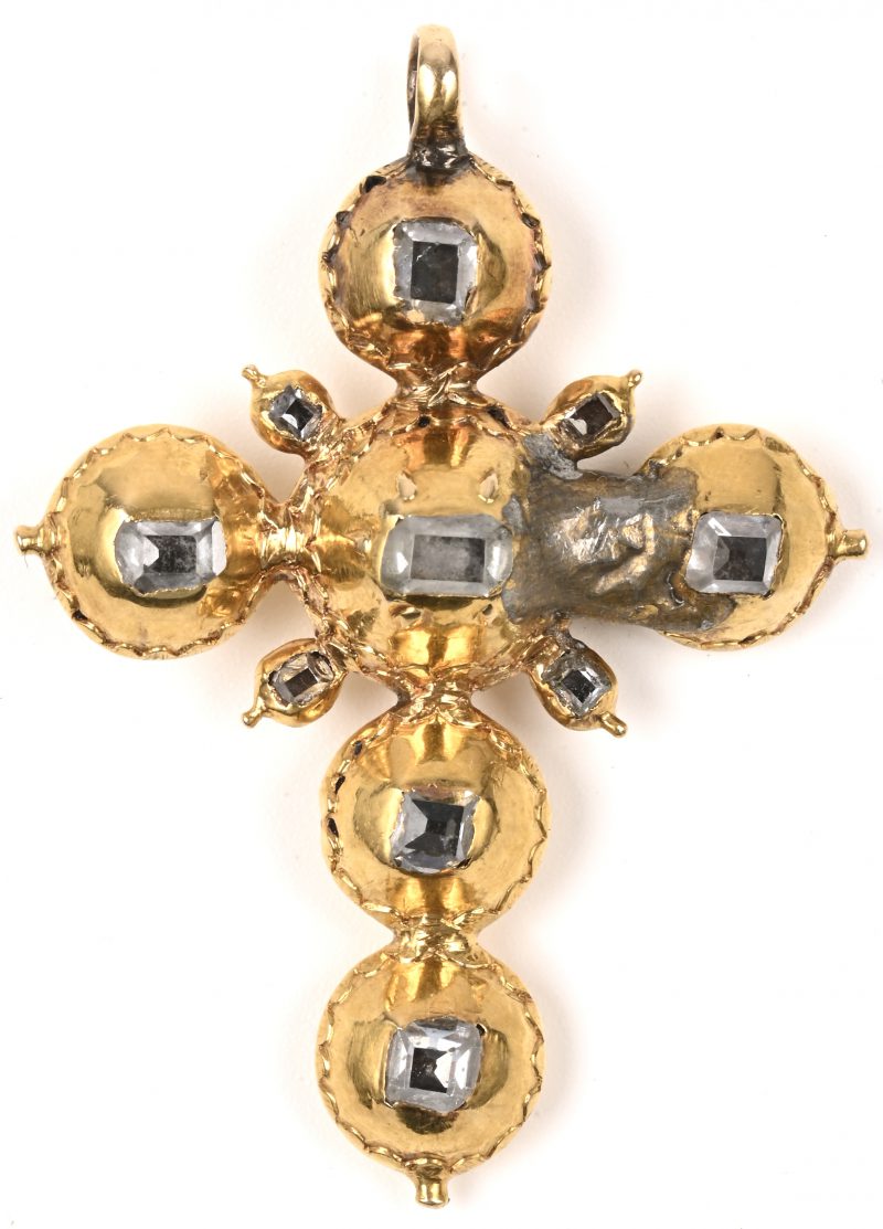 Een 18 karaats geelgouden Vlaams kruis bezet met diamanten oude slijp met een gezamenlijk gewicht van +- 1 ct. Schade aan de rechtse arm. Rond 1800.