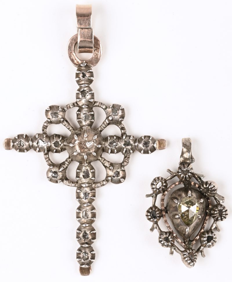 Twee verschillende 19de eeuwse zilveren hangers bezet met diamanten oude slijp met een gezamenlijk gewicht van +- 0,50 ct.