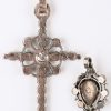 Twee verschillende 19de eeuwse zilveren hangers bezet met diamanten oude slijp met een gezamenlijk gewicht van +- 0,50 ct.