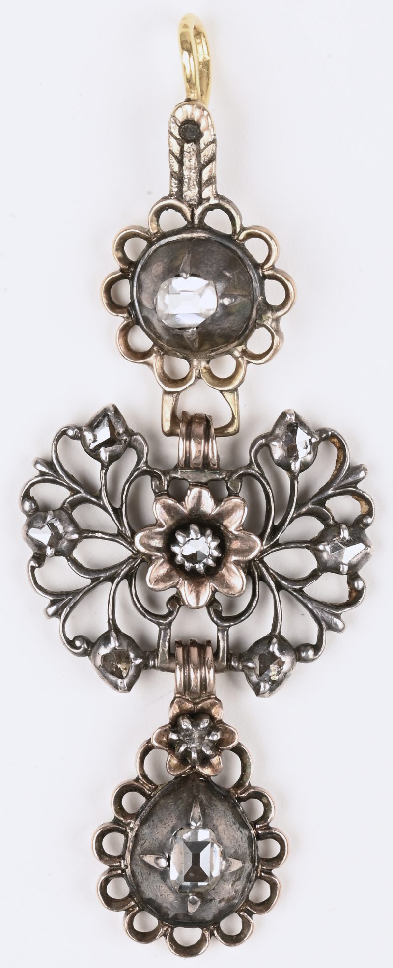Een 19de eeuwse zilveren hanger met klein Vlaams hart bezet met diamanten oude slijp.