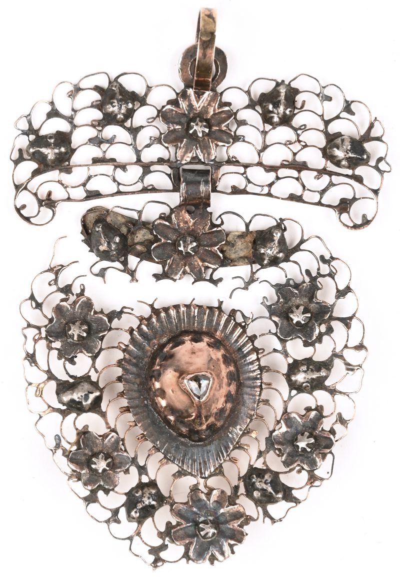 Een 19de eeuwse zilveren hanger met Vlaams hart bezet met één diamant oude slijp.