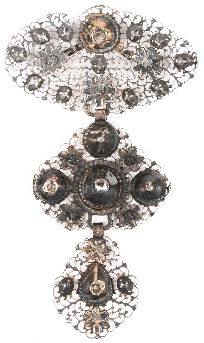 Een 19de eeuwse zilveren hanger in 3 segmenten met klein Vlaams hart bezet met diamanten oude slijp.