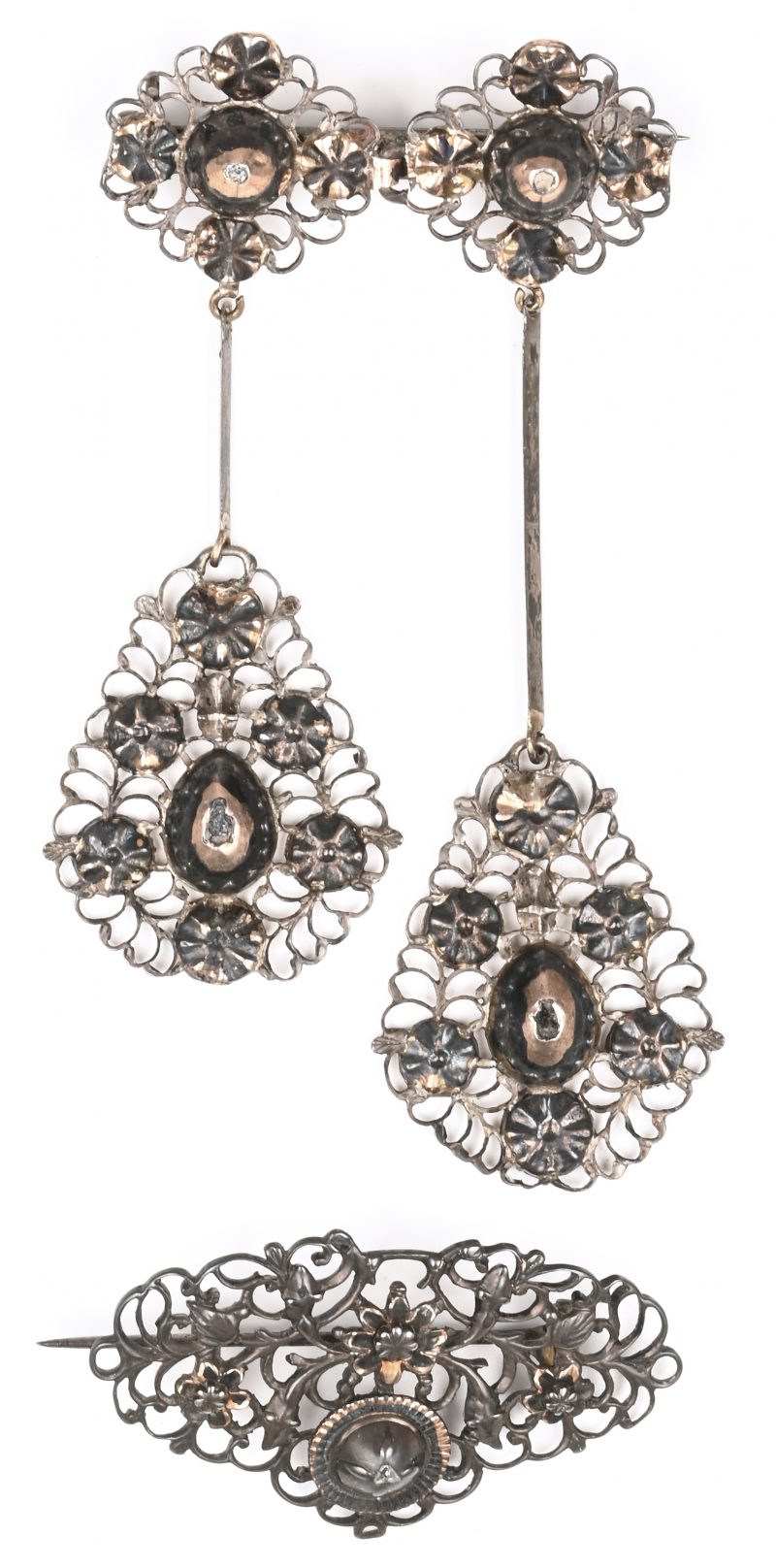 Twee 19de eeuwse zilveren broches met klein Vlaamse harten bezet met diamanten oude slijp.