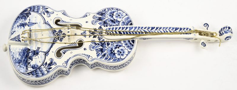 Een Delfts blauw-witte porseleinen viool. 2 ontbrekende stepknoppen.