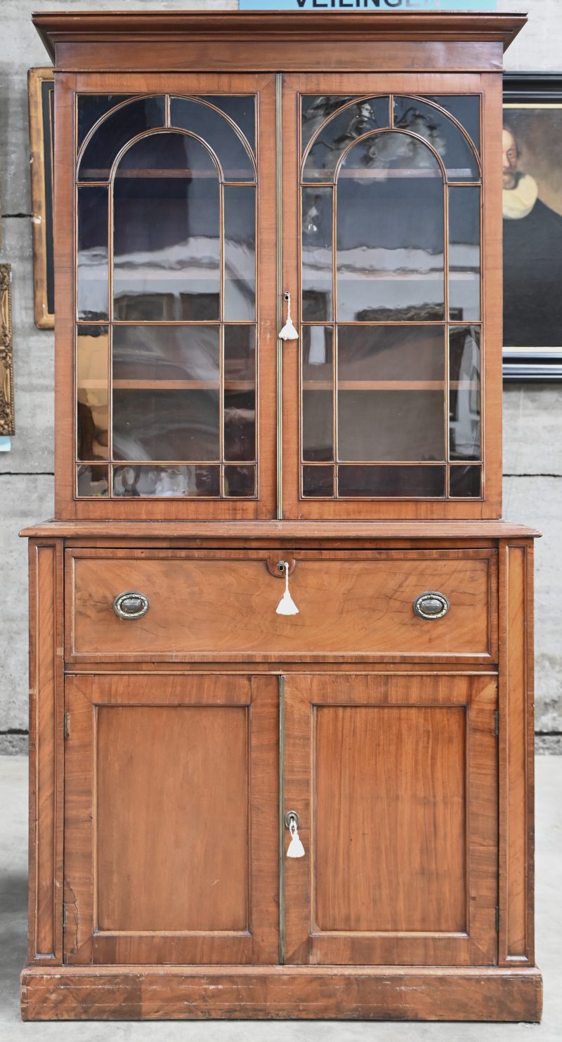 Een houten secretaire-vitrinekast. 2 deurs boven en onderaan.
