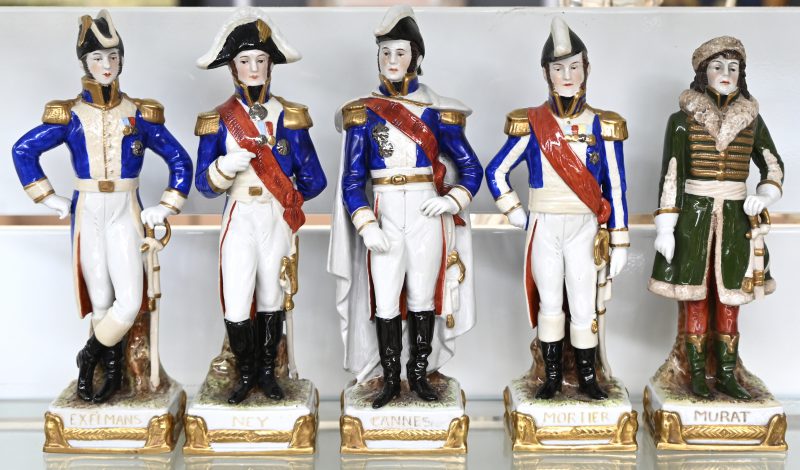 Een lot van 5 porseleinen Napoleontische beeldjes, bestaande uit Ney, Mortier, Exelmans, Cannes. Murat met schilfer en pluim hoofdeksel manco.
