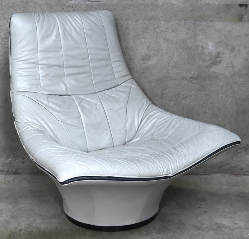 Een vintage fauteuil uit gepatineerd grijs leder. Model “Mantis” door Gerard van den Berg.