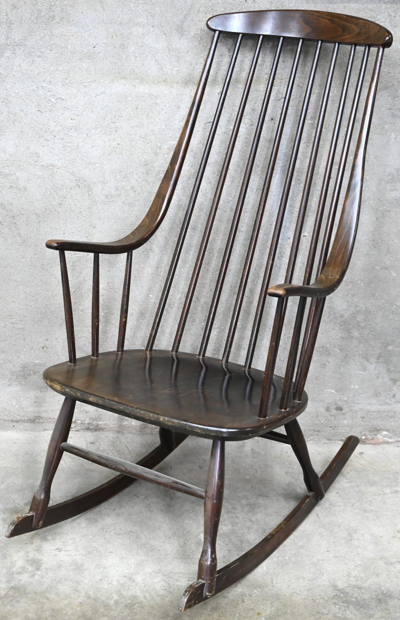 Een vintage Zweedse houten schommelstoel. Model “Grandessa” door Lena Larsson voor Nesto stolfabrik. 1965.