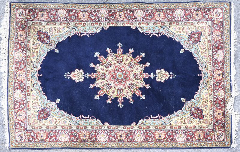 Een handgeknoopt Oosters tapijt van wol.