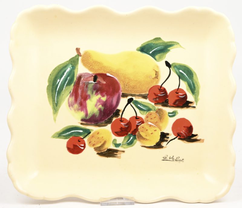 “Les Fruits” Een vintage porseleinen Longwy fruitschaaltje. Onderaan gemerkt.