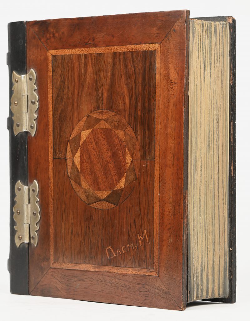Een houten kistje in boekvorm, gesigneerd Daem M.