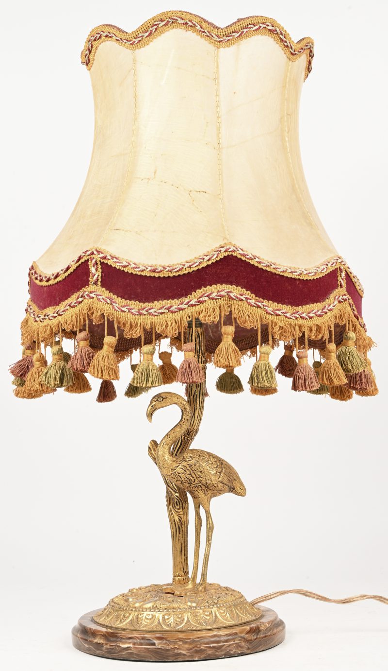 Een chinoiserie tafellamp in marmer en messing met de vostelling van een flamingo naast een boompje uit het midden van de vorige eeuw.