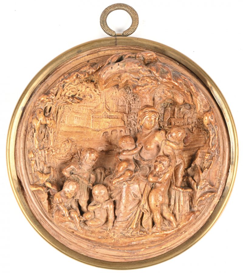 “Moeder met kroost”. Een uit pijpaarden gesculpteerde reliëf plaque. Inscriptie achterzijde “1630”.