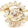 Een 18 karaats geelgouden ring bezet met één centrale diamant van +- 0,25 ct. en briljanten met een gezamenlijk gewicht van +- 0,20 ct.