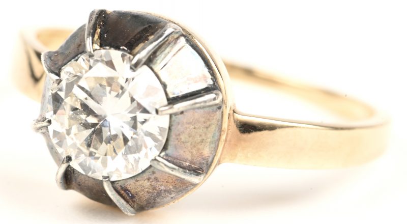 Een 14 karaats geelgouden ring bezet met één centrale solitair diamant van +- 0,80 ct.