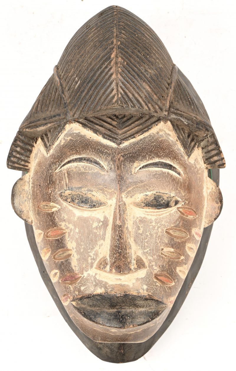 Een masker in gesculpteerd hout, Punu, Gabon.