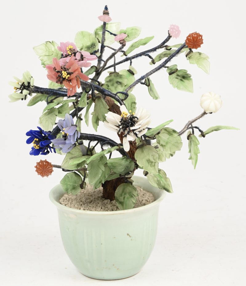 Een decoratief boompje met florale ornamenten in pot uit jade en jadeite.