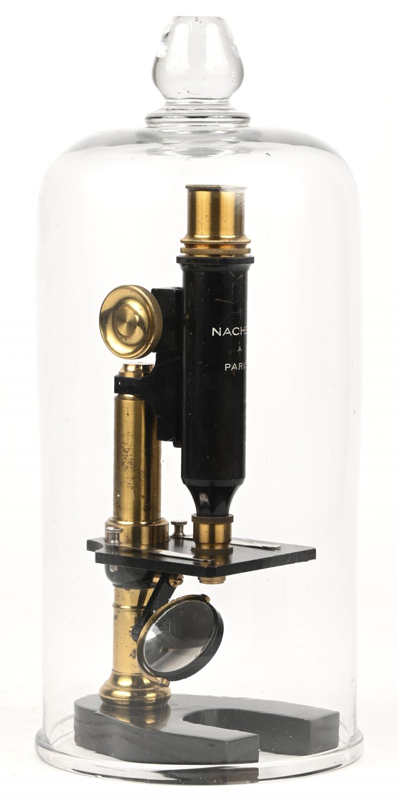 Een 19de eeuwse microscoop met stolp. Genummerd ‘XIII’