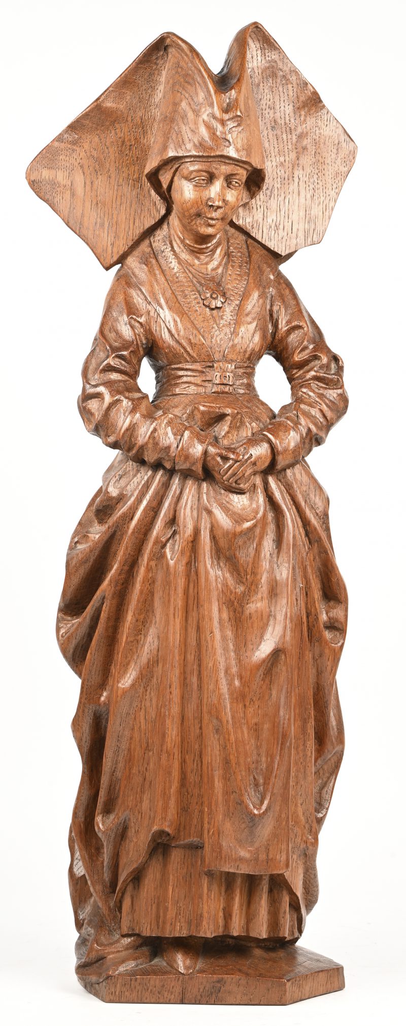 Een gesculpteerd houten beeld van een Franse non. Gesigneerd.