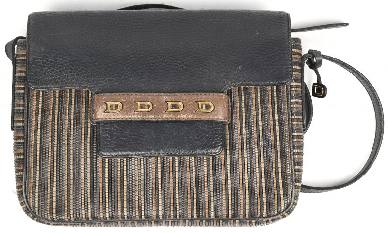 Een vintage “Toile de Cuir” Delvaux cross body tas, meerkleurig met DDDD in verguld detail vooraan. Bijhorende stoftas.