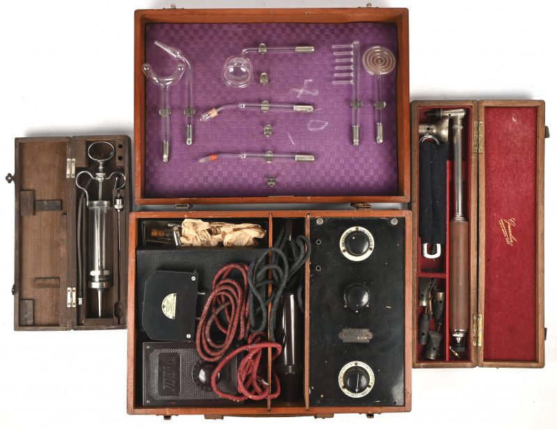 Een lot vintage geneeskundige werktuigen en curiosa. Waaronder een Violet Ray “Vitalator”, boorinstrument en syringe in houten kist.