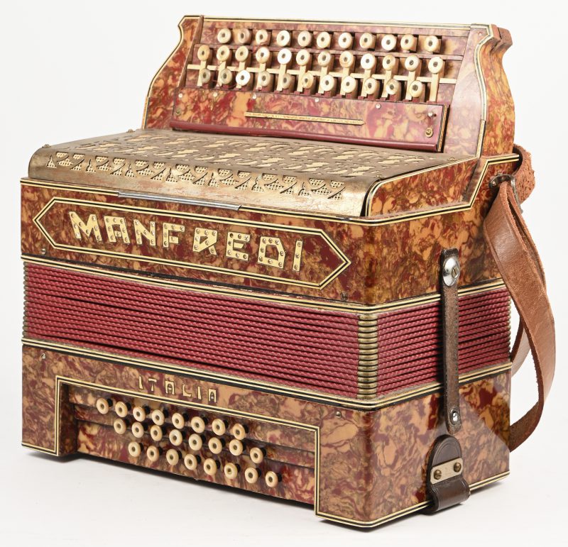 Een vintage accordeon met opschrift Manfredi, Italia.