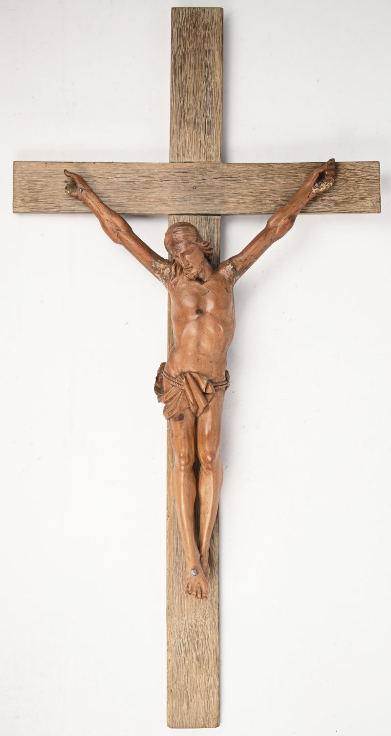 Een houten crucifix met corpus.