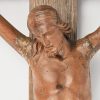 Een houten crucifix met corpus.