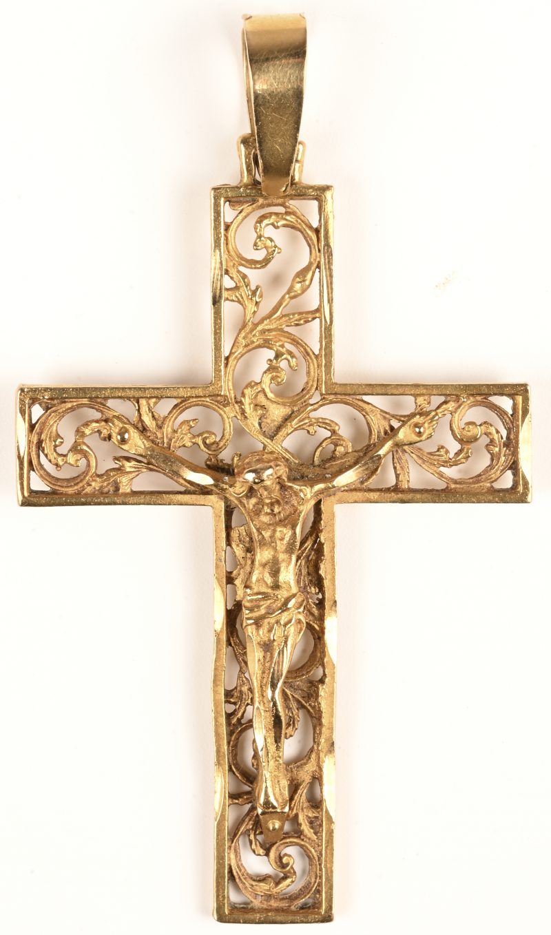 Een 18 karaats geelgouden kruis met filigraanwerk.