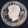 Drie verschillende munten waaronder één gouden van 10 gr. 250 dollar. Eén zilveren van 100 dollar 155,5 gr. 999,5‰ en één zilveren van 28,28 gr. 925‰. John F. Kennedy.