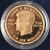 Drie verschillende munten waaronder één gouden van 10 gr. 250 dollar. Eén zilveren van 100 dollar 155,5 gr. 999,5‰ en één zilveren van 28,28 gr. 925‰. John F. Kennedy.