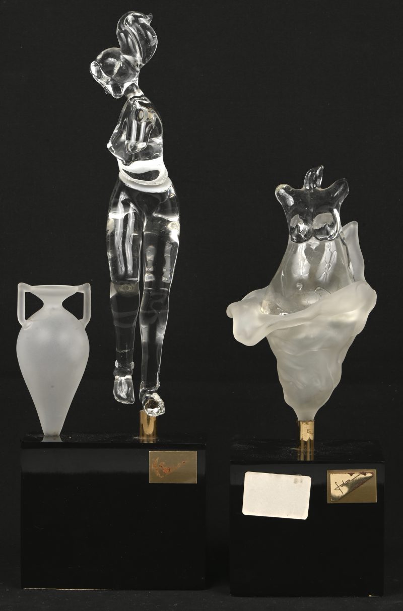 Twee beeldjes van gegoten glas, “Zwangere vrouw” & “Vrouw met amphora.”