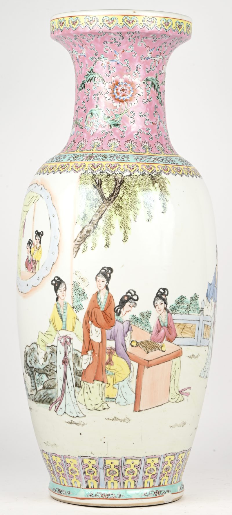 Een Chinees porseleinen vaas, stijl famille jaune. Met decor van figuren.
