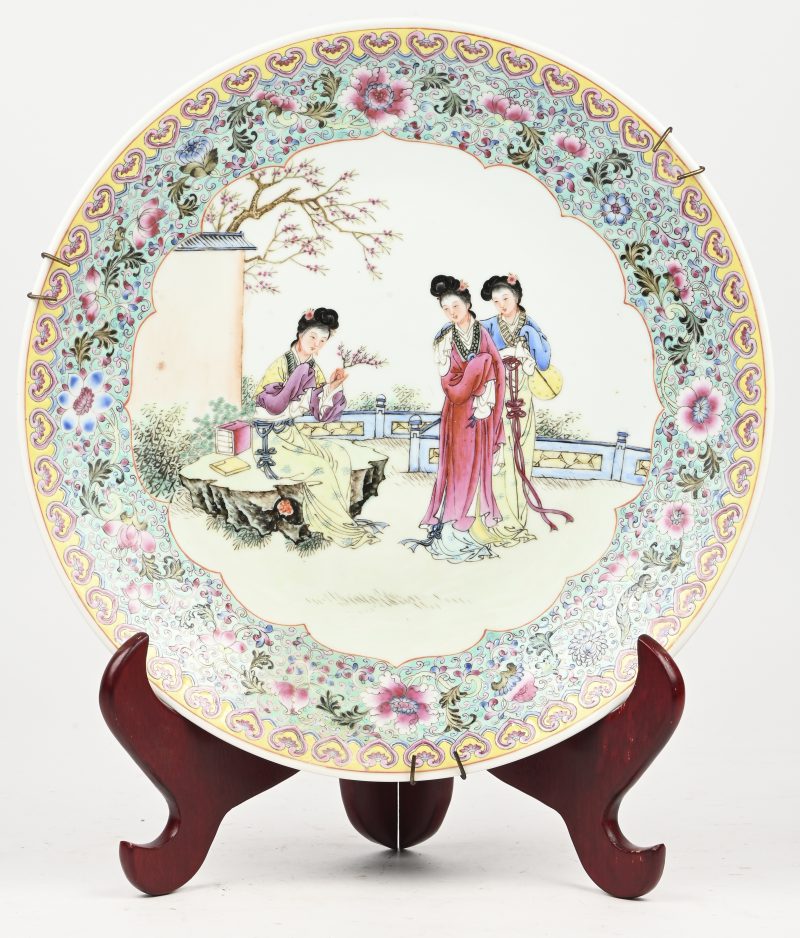Een Chinees porseleinen bord, stijl famille jaune.