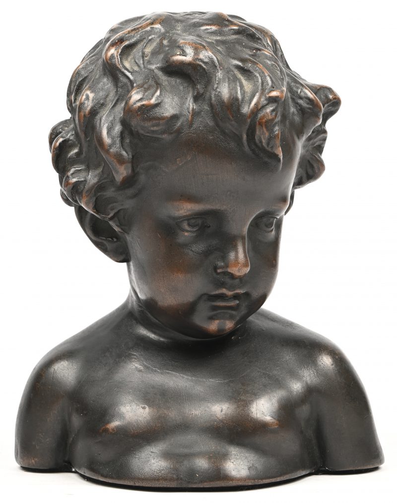 Een bronskleurige buste van een kindje in kunststof met een fijn laagje koper.