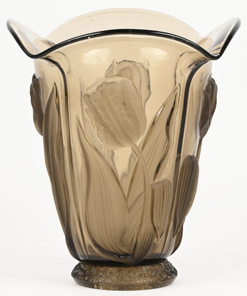 Een persglazen Art-Deco vaas met het decor van tulpen in fumé glas. Onderaan gemerkt ‘fait en Belgique’.