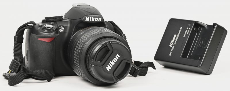 Een fototoestel, Nikon D 3100 met lens.