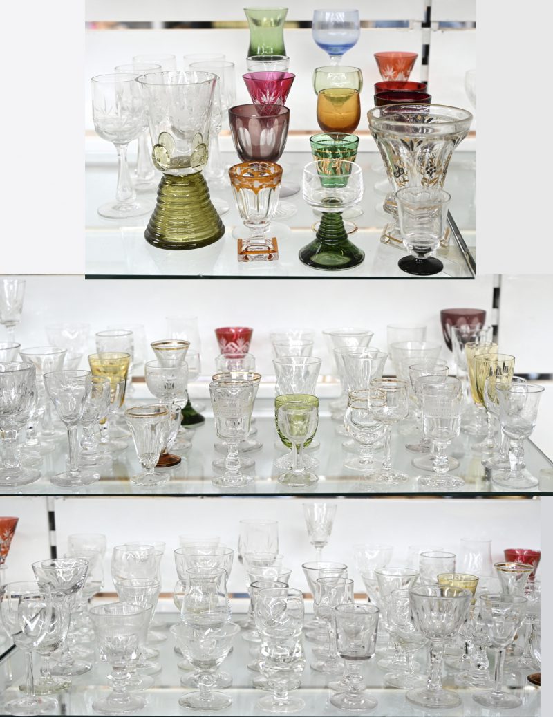 Een groot lot glas en kristallen likeurglaasjes in diverse vorm en formaat. 95 stuks.