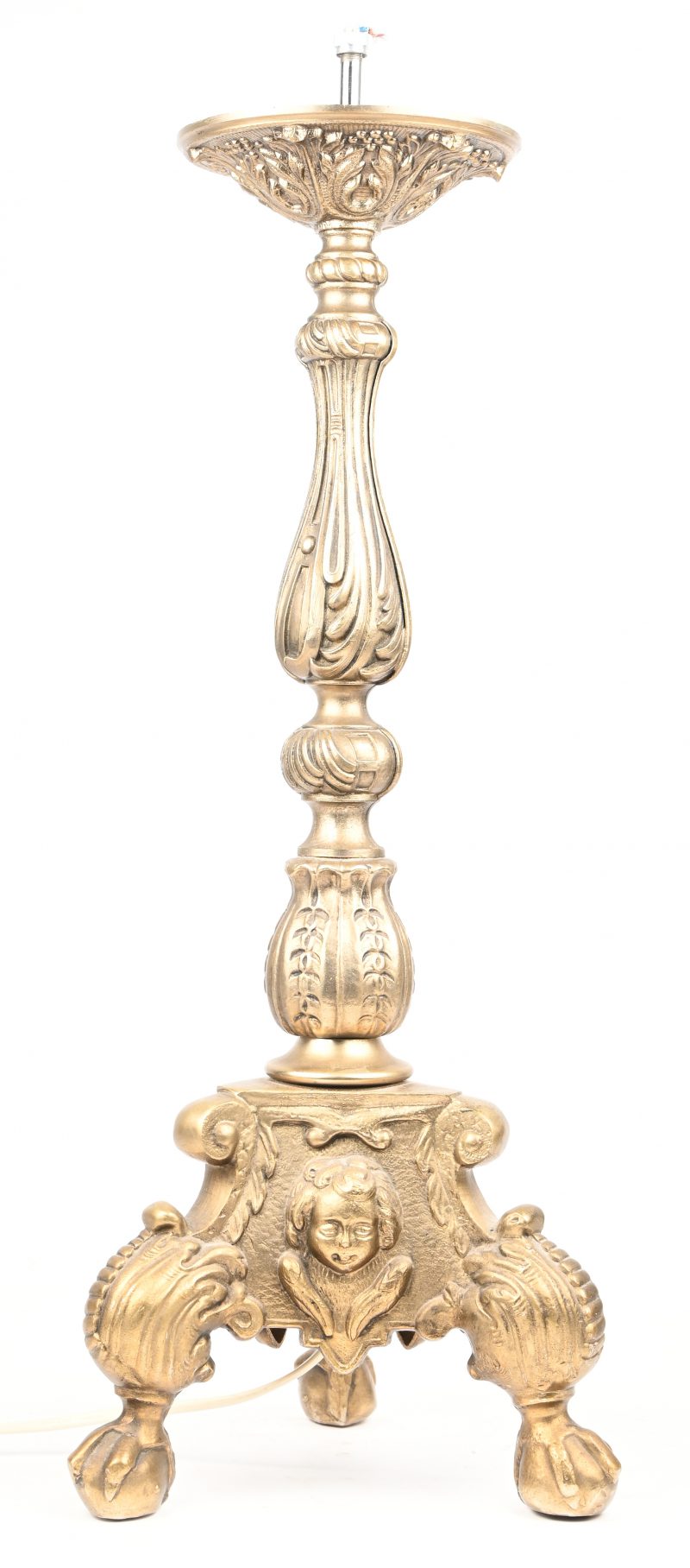 Een kunstbronzen lampenvoet met gesculpteerde details op drie poten.