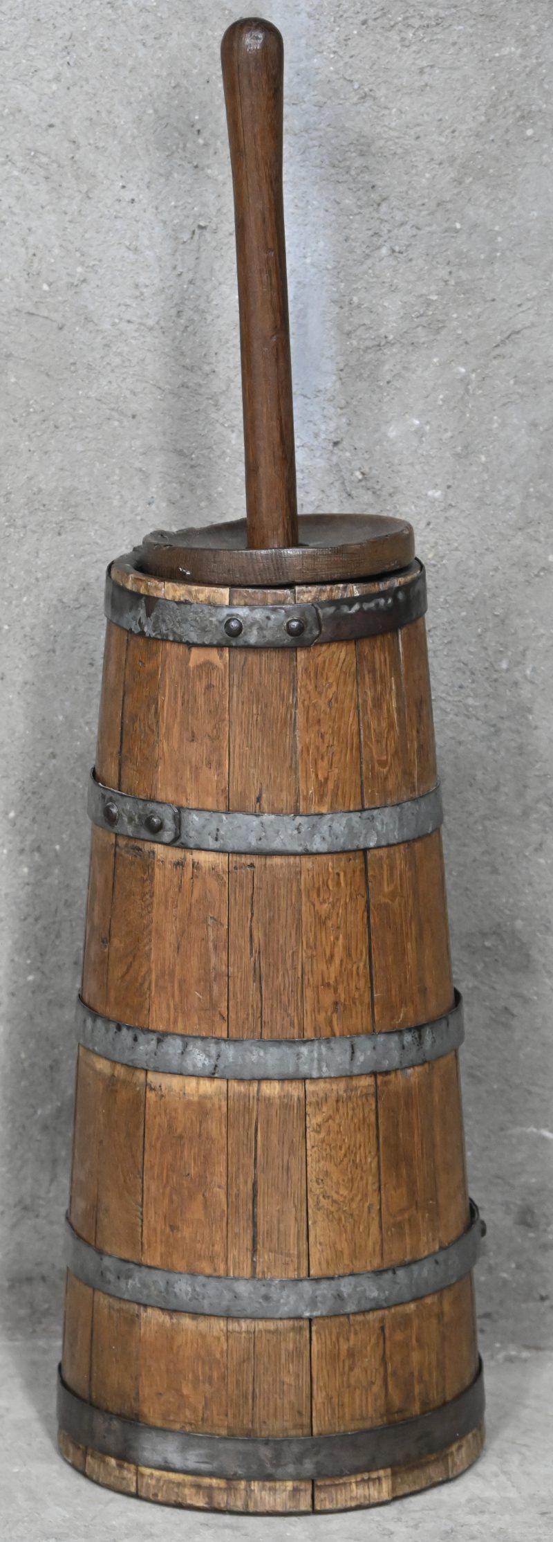 Een houten conische karnton met metalen ringen. Eind 19e eeuw.