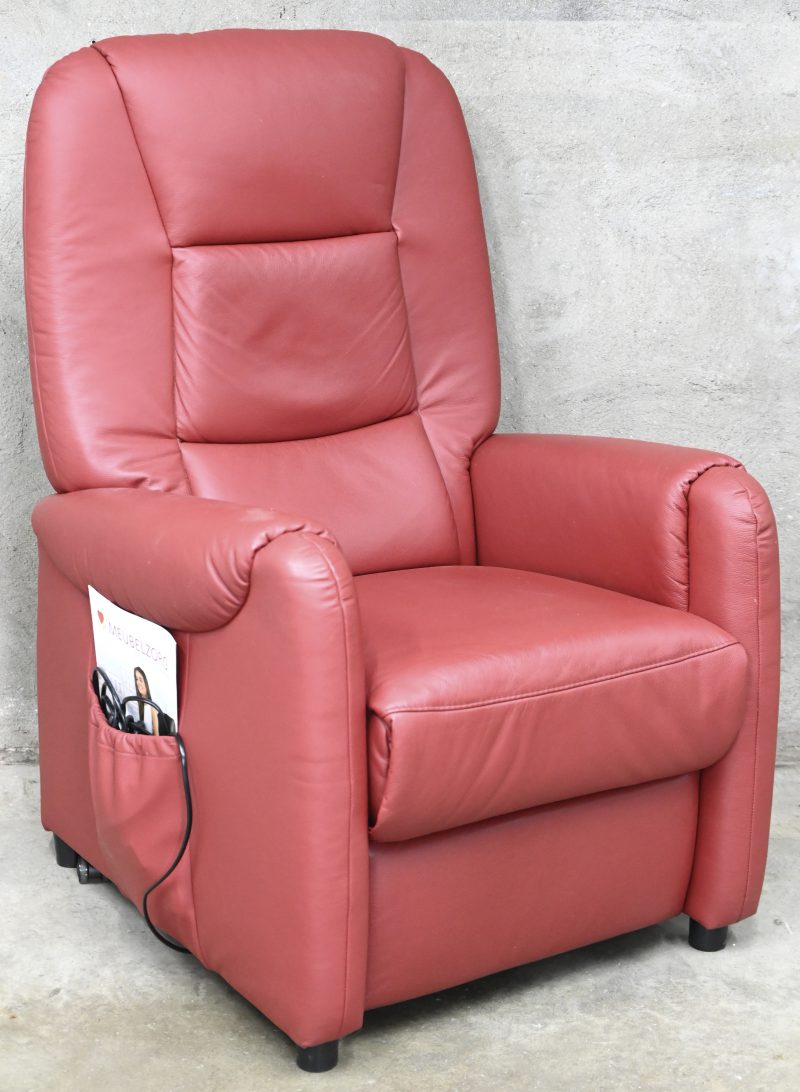 Een rode lederen relax fauteuil.