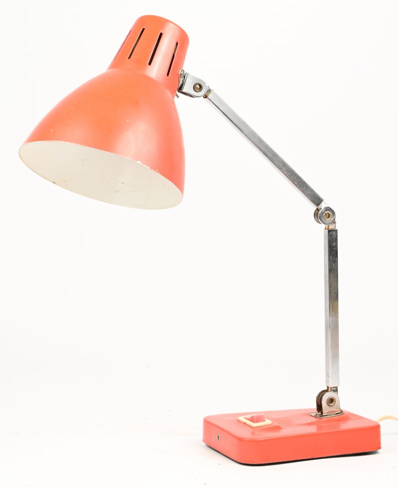 Een verstelbaar vintage bureaulampje, oranje, made in Hong Kong.
