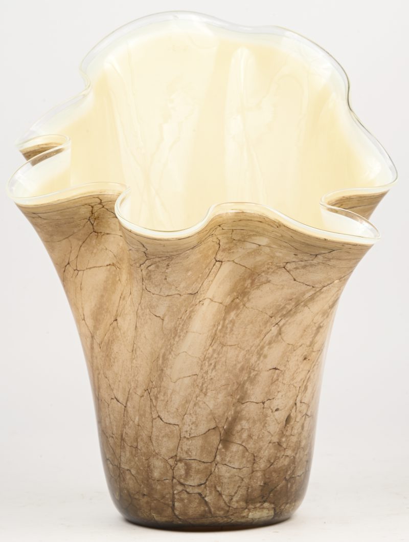 Een licht beige gelobde glaspasta vaas.